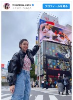 【写真】ブラビ復活で来日中のビビアン・スー、新宿に降臨　“三毛猫”広告に興味津々