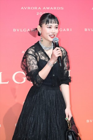 杉咲花、「BVLGARI AVRORA AWARDS 2022」ゴールデンカーペットセレモニーに登場