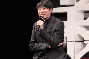 藤井道人監督、Netflixシリーズ『新聞記者』ワールドプレミアイベントに登場