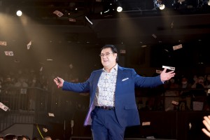 小手伸也、映画『コンフィデンスマンJP　英雄編』ワールドプレミアに登場