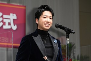 水谷隼、第33回日本ジュエリーベストドレッサー賞 表彰式に登場