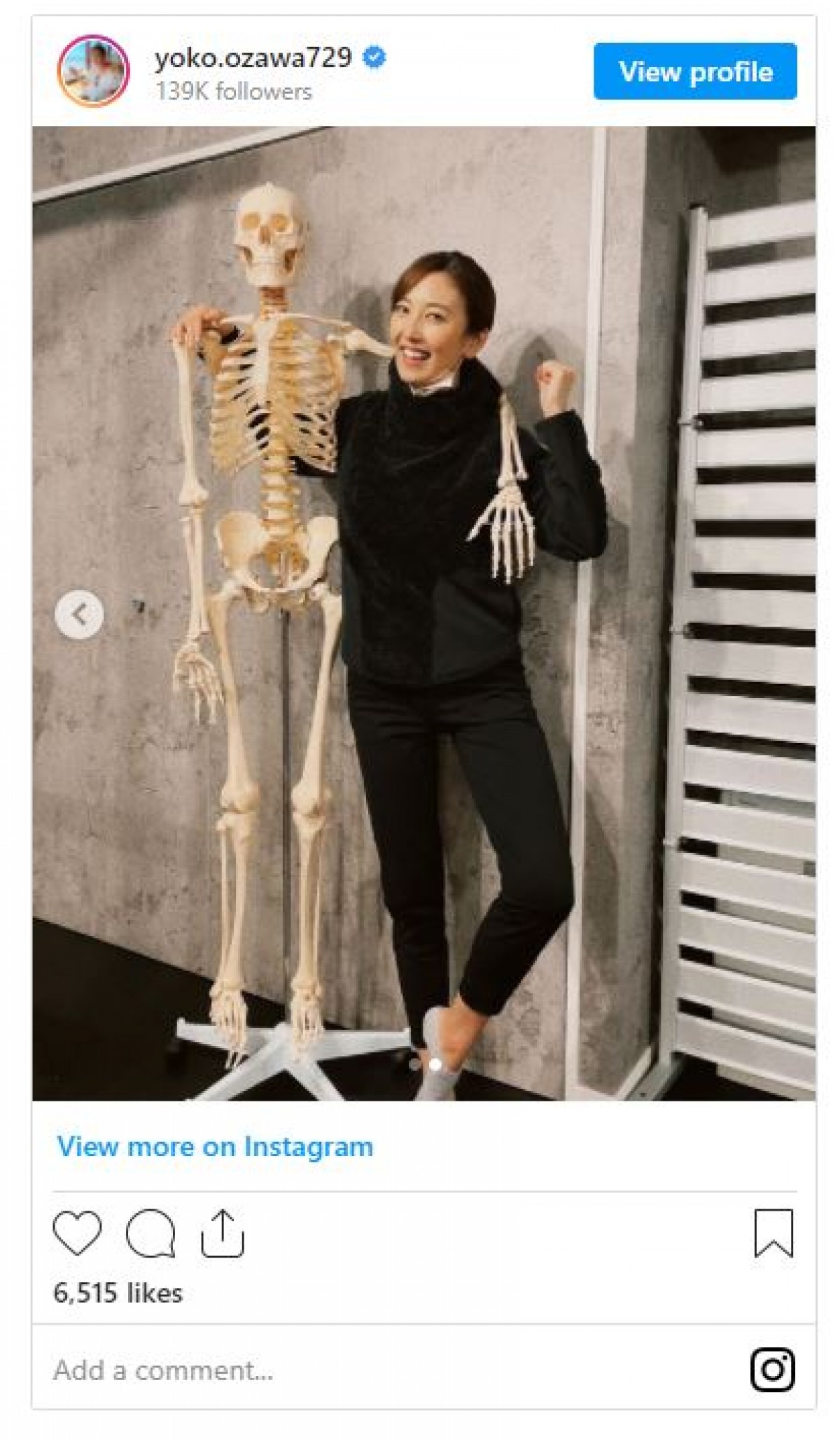 フジテレビ小澤陽子アナ、骨格模型と肩組み2ショットに反響「イケメンの彼氏ですね」