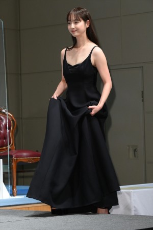 佐々木希、第33回日本ジュエリーベストドレッサー賞 表彰式に登場