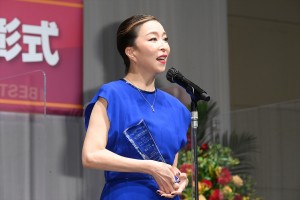 真矢ミキ、第33回日本ジュエリーベストドレッサー賞 表彰式に登場