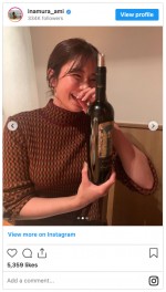 酔っ払っちゃった？ 思わず吹き出した様子の稲村亜美　※「稲村亜美」インスタグラム