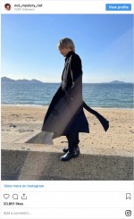 海辺で佇む永山瑛太　※ドラマ『ミステリと言う勿れ』公式インスタグラム