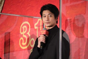 向井理、映画『ウェディング・ハイ』完成披露舞台あいさつに登場