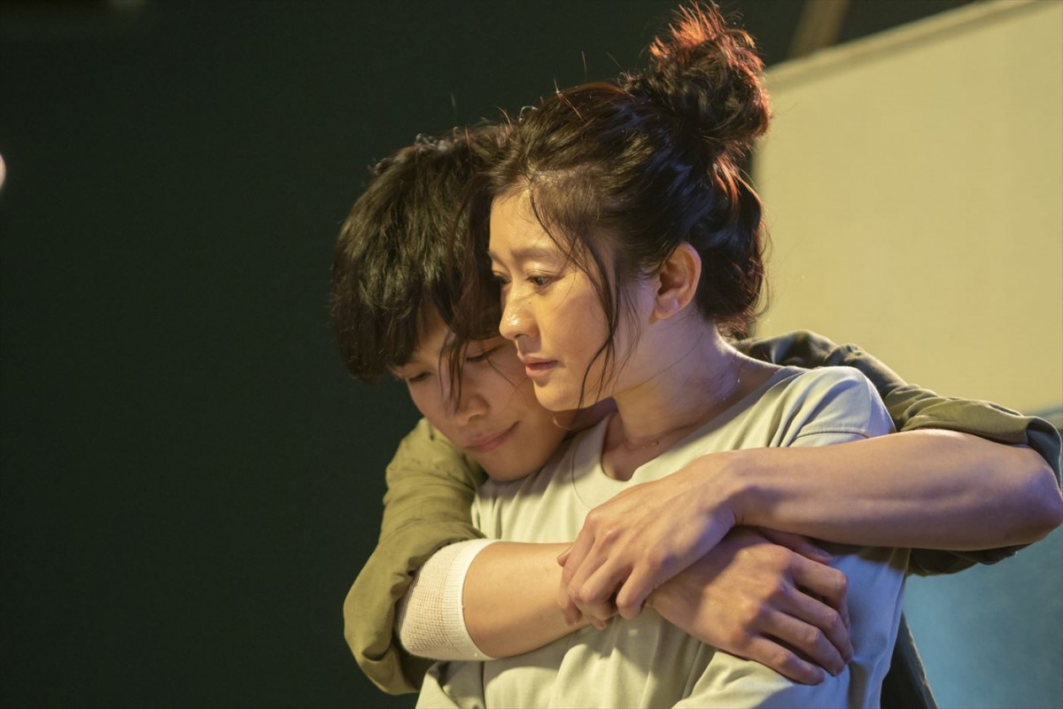 『金魚妻』より、さくら(篠原涼子)と春斗(岩田剛典)のバックハグシーン場面写真