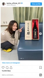 プレゼントされた桐箱入りの日本酒と笑顔の香里奈　※「香里奈」インスタグラム