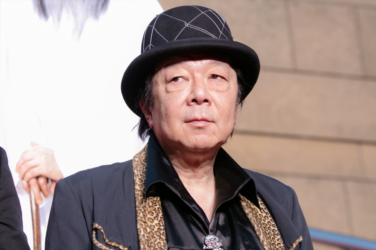 伊藤英明、素肌にデニムベストの主演作に自虐PR　「これじゃないよ感」