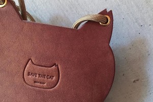 「だっこ猫スマホポシェット」