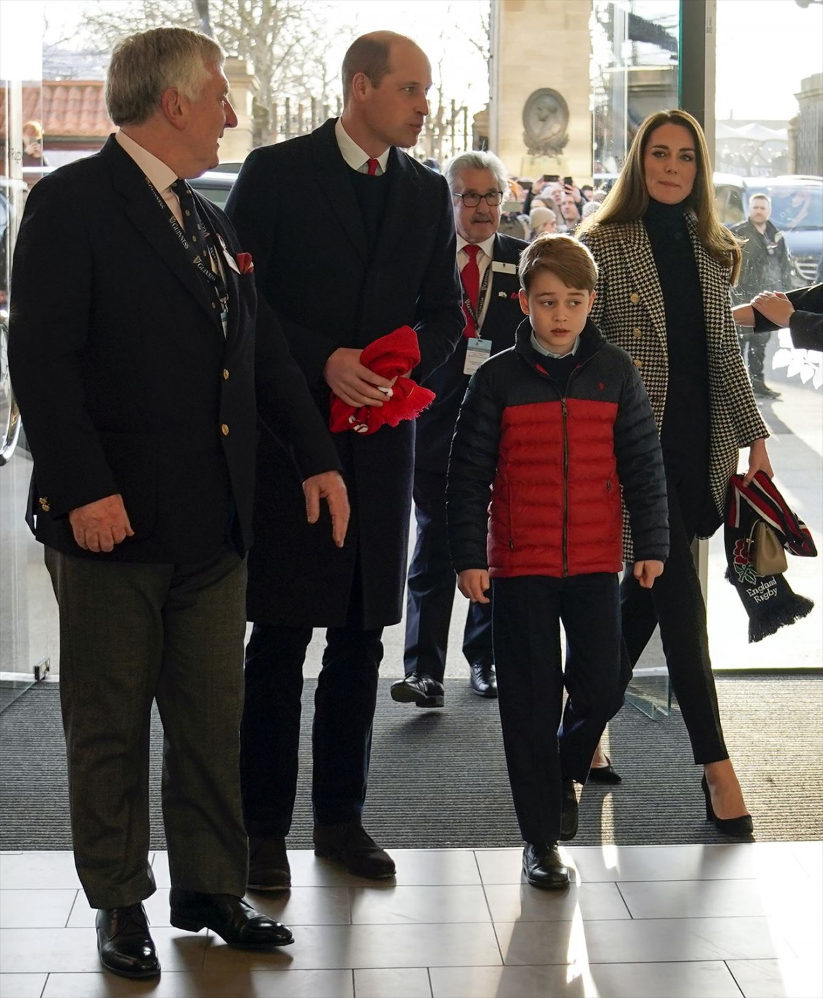 英王室ジョージ王子、母キャサリン妃相手にタックル練習中!?　両親とラグビー観戦
