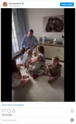 子どもたちに囲まれる動画で第7子の妊娠発表　※「ヒラリア・ボールドウィン」インスタグラム