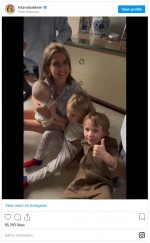 子どもたちに囲まれる動画で第7子の妊娠発表　※「ヒラリア・ボールドウィン」インスタグラム