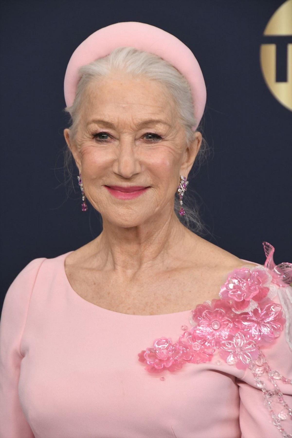 まるで本物の女王！　大女優ヘレン・ミレン、全身ピンクのパーフェクトなルックで魅了