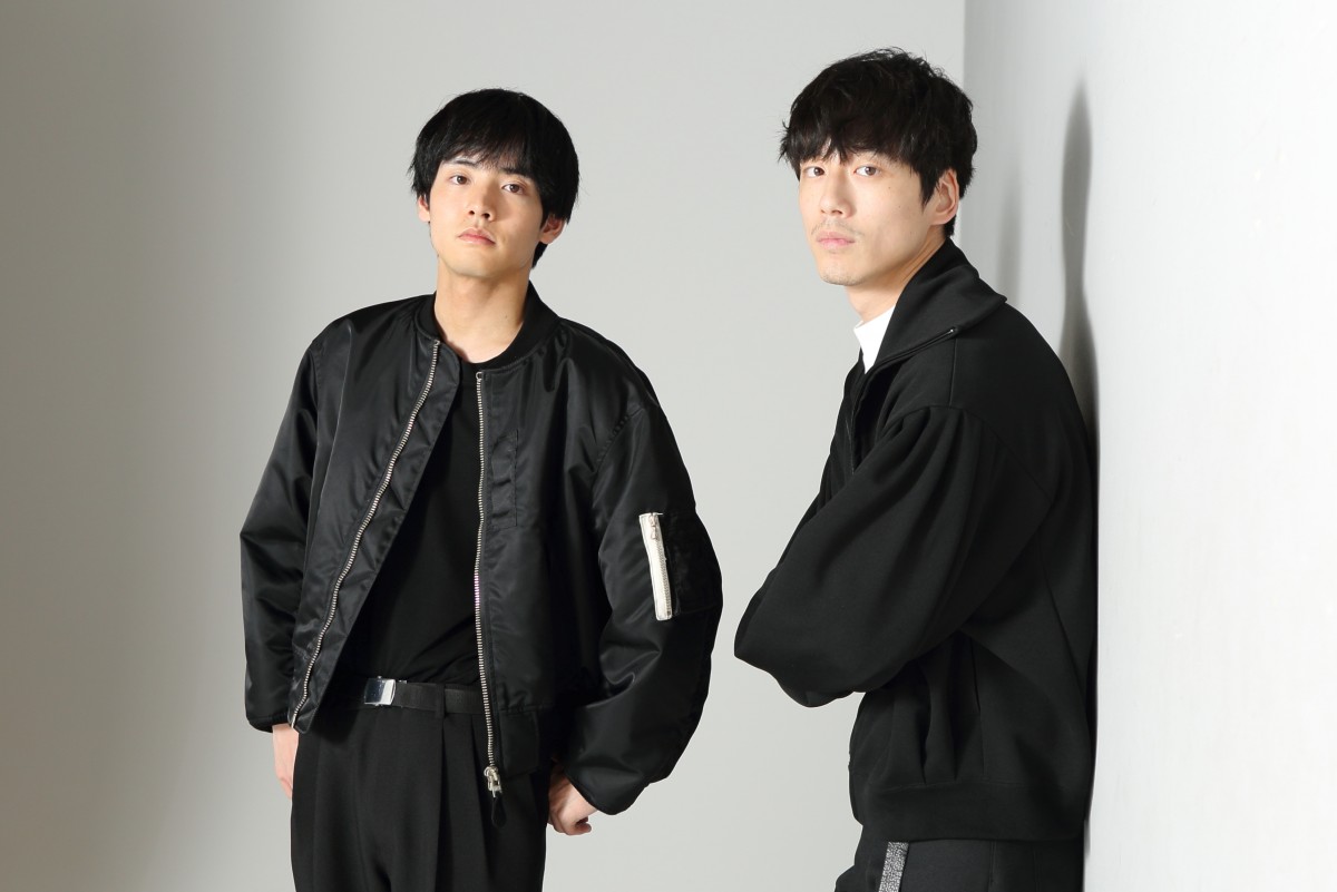 『WOWOWオリジナルドラマ ヒル』に出演する赤楚衛二(左)と坂口健太郎(右)