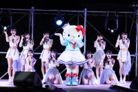 「Hello! Project ひなフェス 2022」に登場したハローキティとバックダンサーを務めたOCHA NORMA