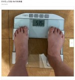 「53.5kg」と表示された体重計　※「華原朋美」ブログ