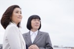 ドラマ『悪女（わる）～働くのがカッコ悪いなんて誰が言った？～』で共演する（左から）石田ひかり、阿佐ヶ谷姉妹・渡辺江里子