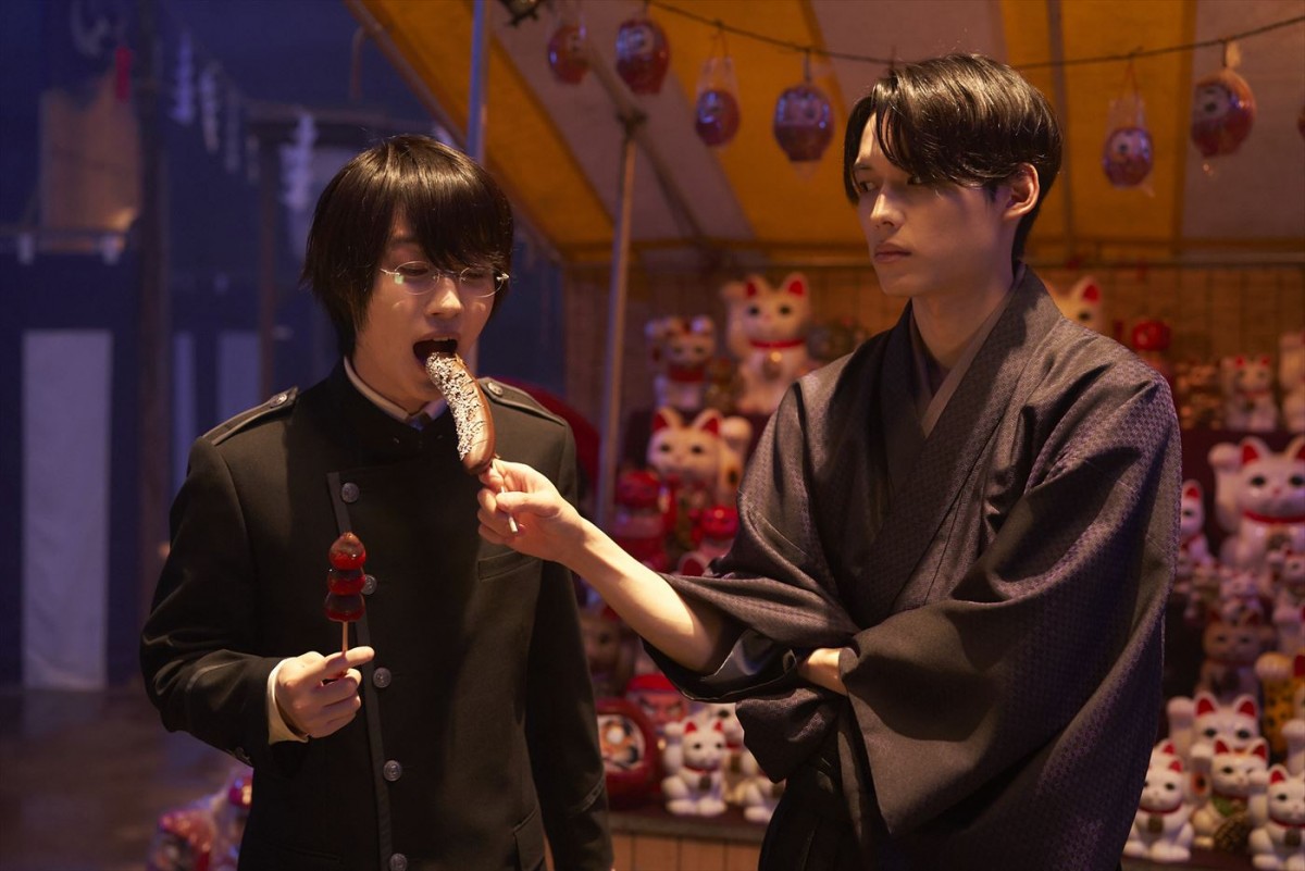 映画『ホリック xxxHOLiC』よりお祭りを楽しむ(左から)四月一日(神木隆之介)と百目鬼(SixTONES・松村北斗)
