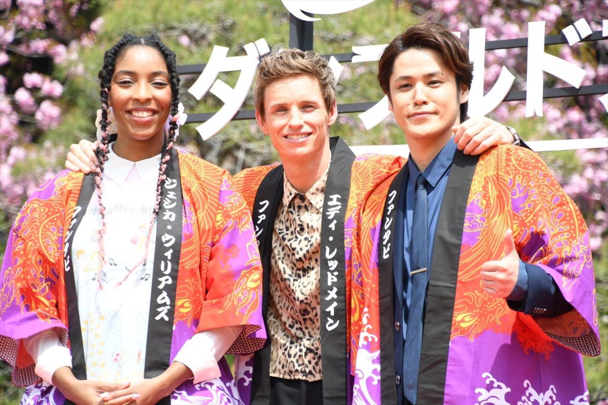 エディ・レッドメイン、3年4ヵ月ぶり5度目の来日　宮野真守と熱い抱擁を交わす！