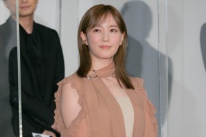 本田翼、『劇場版ラジエーションハウス』完成披露舞台あいさつに登場