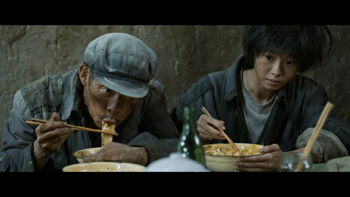 映画『ワン・セカンド 永遠の24フレーム』ビャンビャン麺を食べるシーン