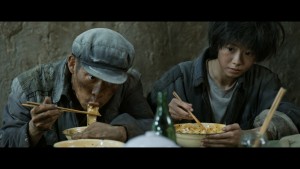 映画『ワン・セカンド　永遠の24フレーム』ビャンビャン麺を食べるシーン