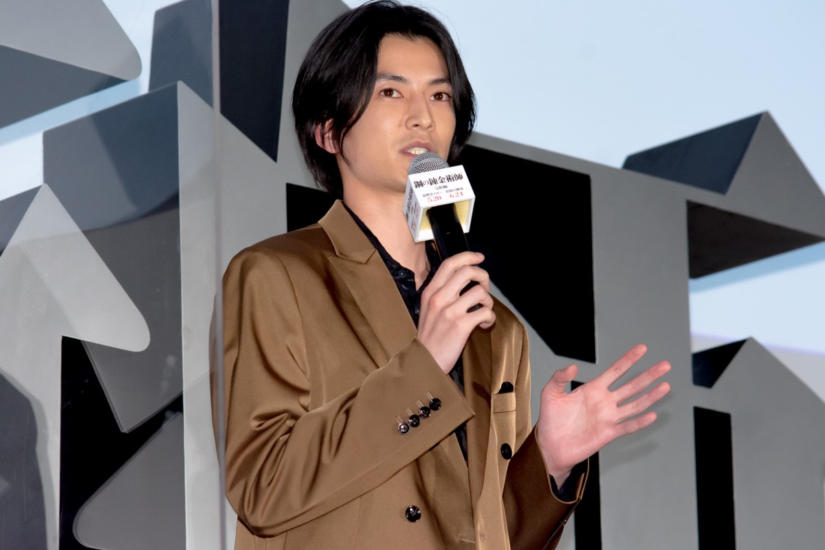 山田涼介＆本田翼、役のイメージを取り入れた衣装で登場　テンポ良いやり取り見せる
