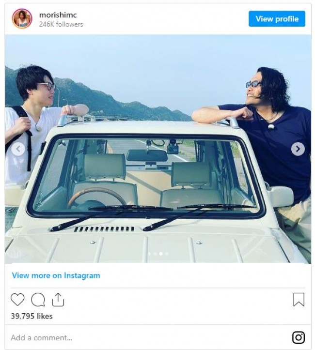 『ビーチボーイズ』を再現する2人　※「盛山晋太郎（見取り図）」インスタグラム