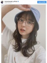 佐々木希、帽子×眼鏡のカジュアルショット　※「佐々木希」インスタグラム