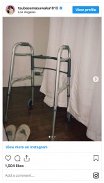 骨折中の益若つばさが公開した歩行器の写真　※「益若つばさ」インスタグラム