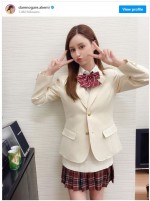 【写真】ダレノガレ明美、ミニスカ＆ブレザー制服ショットにファン「めっちゃ可愛い～！」	