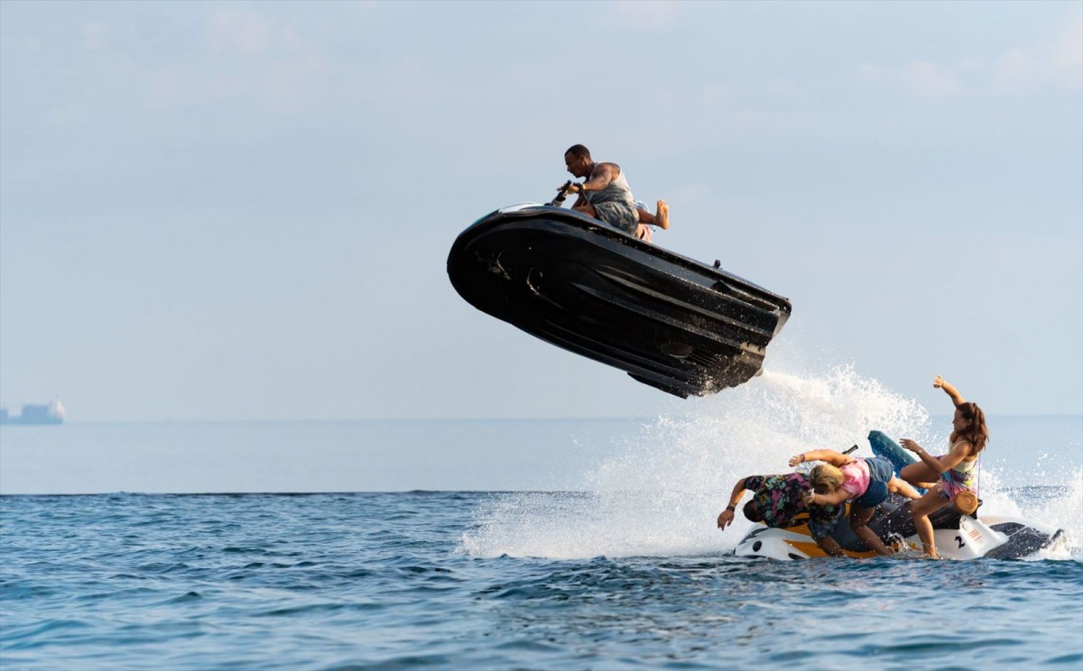 水上バイクで漂流中の5人組をサメが襲う！『海上48hours』新カット解禁