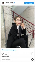 マニッシュなスーツスタイルを披露した宮脇咲良　※「宮脇咲良」インスタグラム