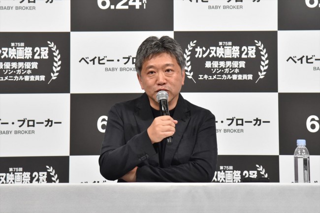 『ベイビー・ブローカー』是枝裕和監督、凱旋記者会見の模様