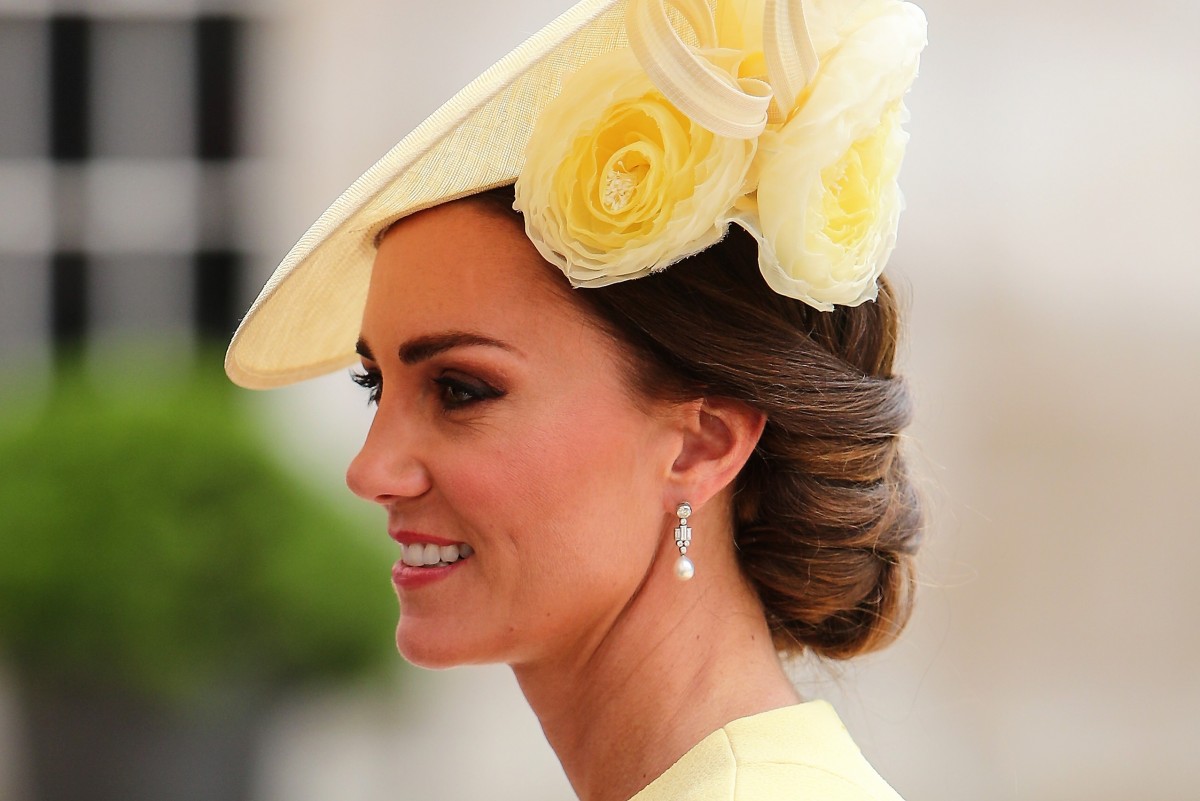 英キャサリン妃、エリザベス女王のイヤリングを着用し記念礼拝に