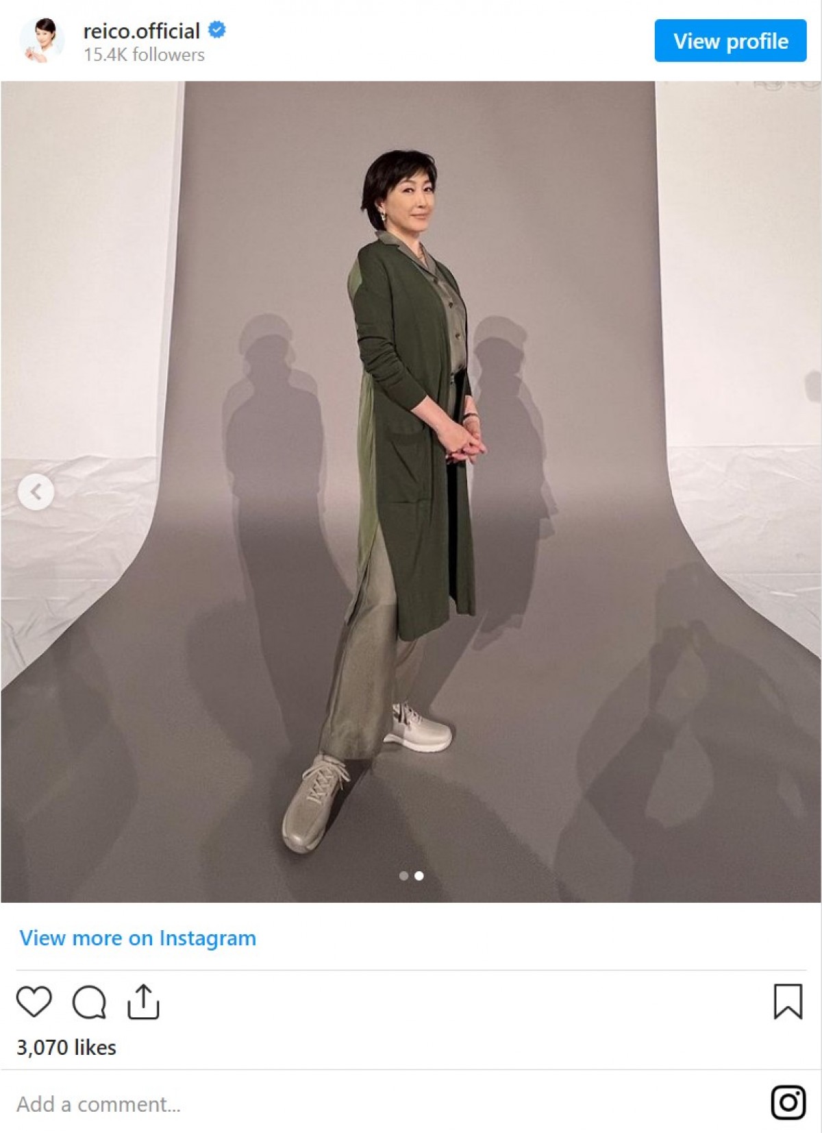 高島礼子、お気に入りスニーカー“パンツルック”　スポーティーな出で立ちに反響