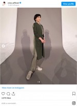 ヨネックスのスニーカーを履いた高島礼子 ※「高島礼子」インスタグラム