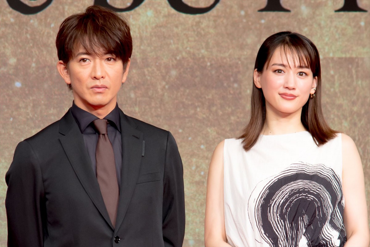 東映70周年記念 新作映画発表会見に出席した(左から)木村拓哉、綾瀬はるか