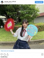 ファンサうちわを持つ原菜乃華　※「原菜乃華」インスタグラム