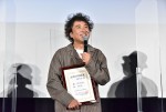 映画 『神は見返りを求める』初日舞台あいさつで「ムロツヨシの日」の登録証を受け取るムロツヨシ