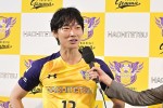 【写真】綾野剛、セカンドキャリアを歩む元サッカー日本代表選手に　『オールドルーキー』今夜スタート