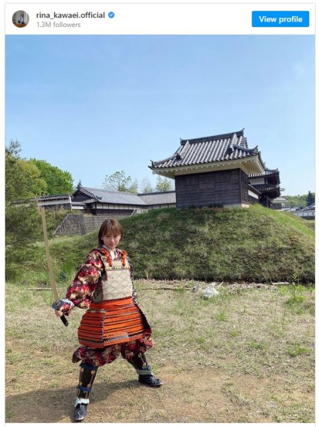 勇ましい甲冑姿の『義経のスマホ』オフショット ※「川栄李奈」インスタグラム