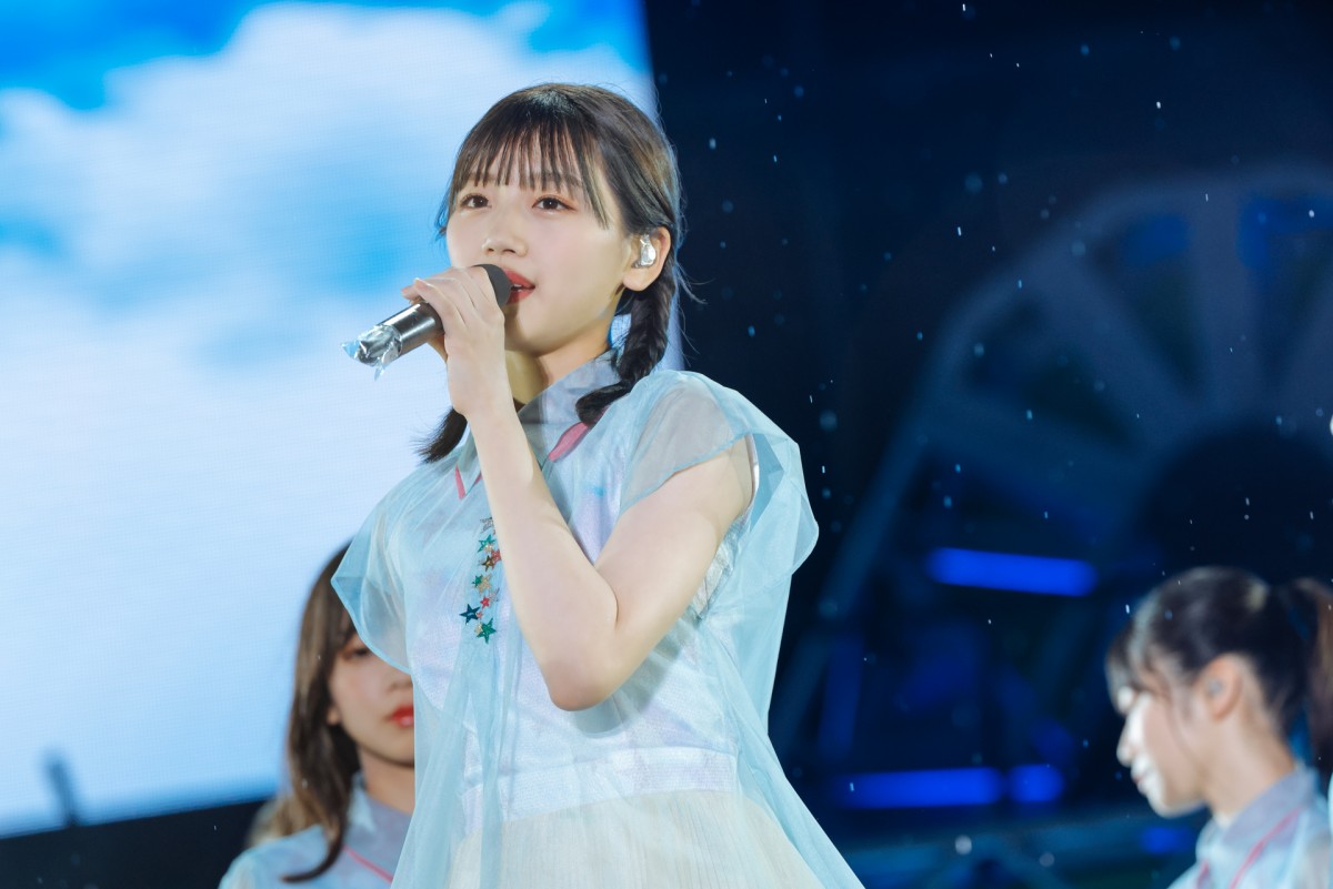 日向坂46、“W-KEYAKI FES.”で欅坂46曲を披露　ラストで会場は欅坂×櫻坂×日向坂カラーに