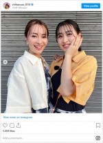 「親子リンクコーデ」を披露した新山千春と娘のもあ ※「新山千春」インスタグラム