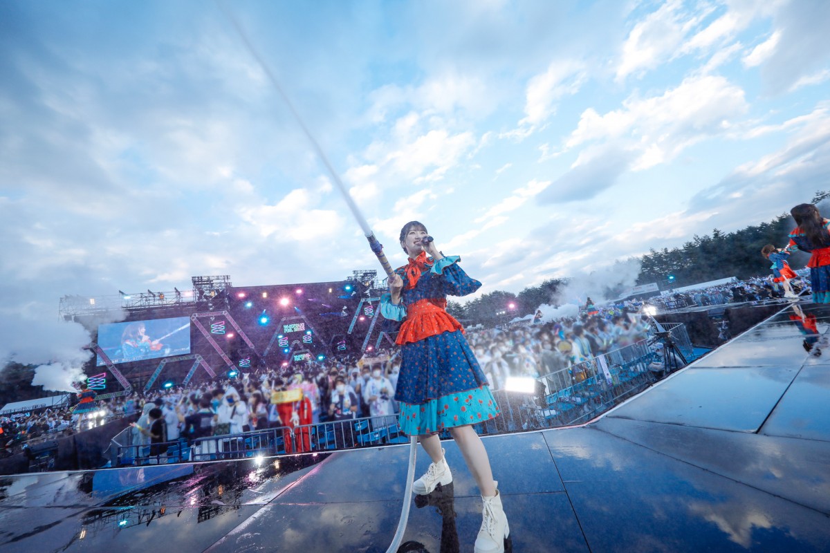 日向坂46、“W-KEYAKI FES.”で欅坂46曲を披露　ラストで会場は欅坂×櫻坂×日向坂カラーに