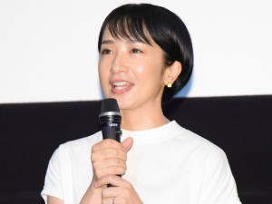 映画『劇場版 仮面ライダーリバイス バトルファミリア』公開記念舞台あいさつに登壇した映美くらら