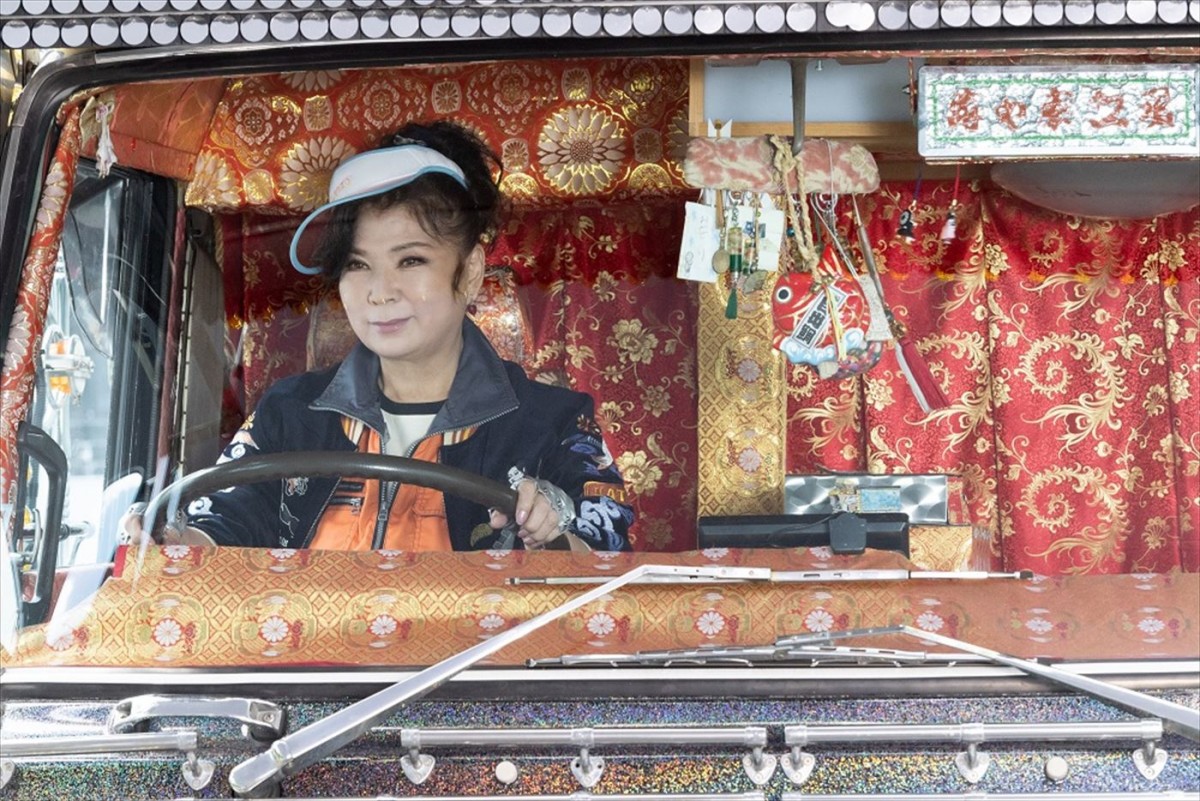 八代亜紀、『スーパー戦闘 純烈ジャー 追い焚き☆御免』で純烈を乗せて走る女トラッカーに