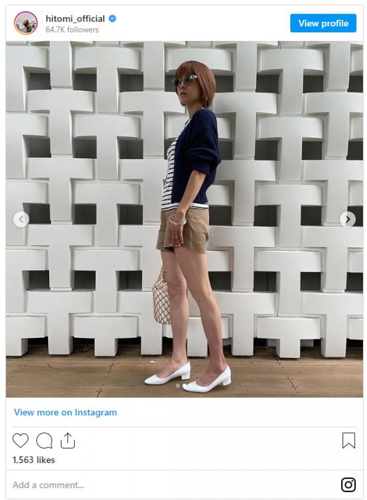 hitomi、短パンツに白ヒールの夏コーデに「爽やか」「かっけぇー！」